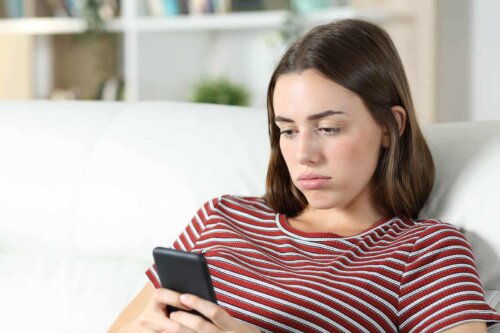 Jovem chateada no celular