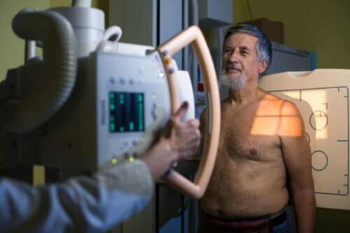 Homem fazendo radiografia