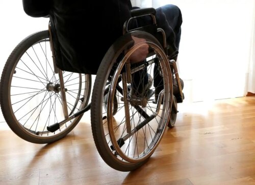 Pessoa em cadeira de rodas