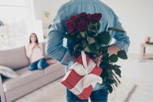 Homem presenteando sua esposa