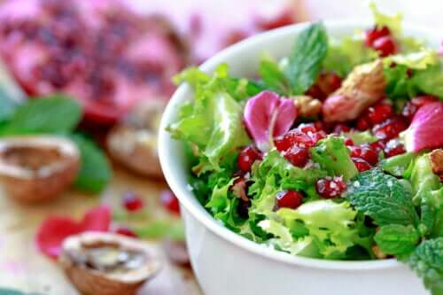 Salada de endívia com romã: receita fácil e rápida