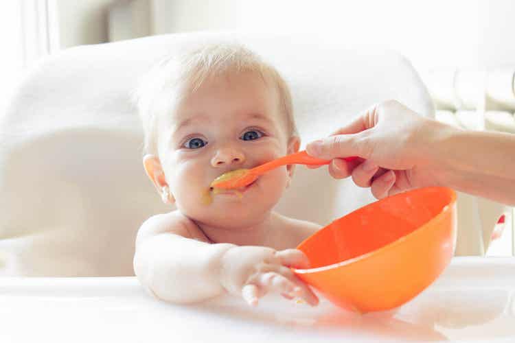 Bebê comendo papinha