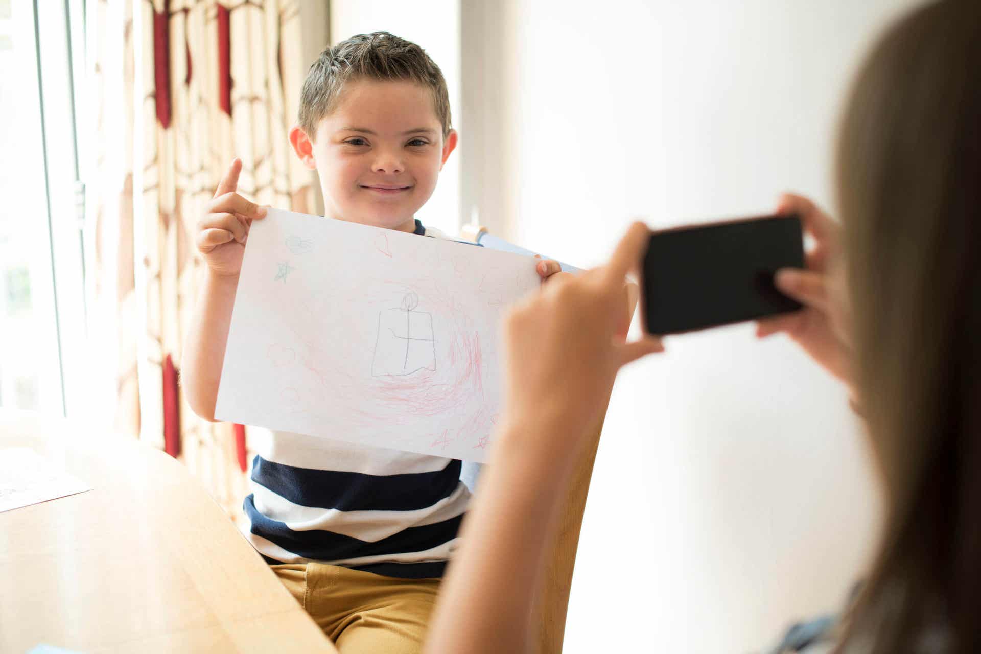 Menino mostrando seu desenho