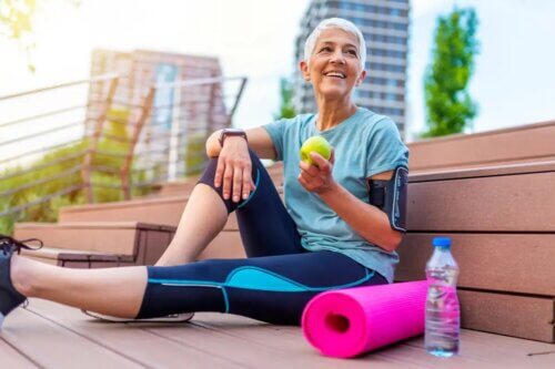 Idosa comendo maçã