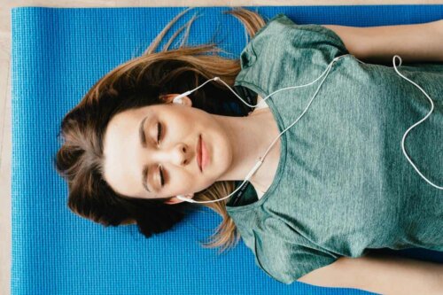 Jovem ouvindo música