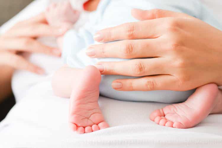 Bebê no colo da mãe