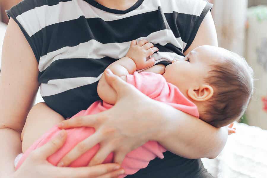 Bebê mamando leite materno