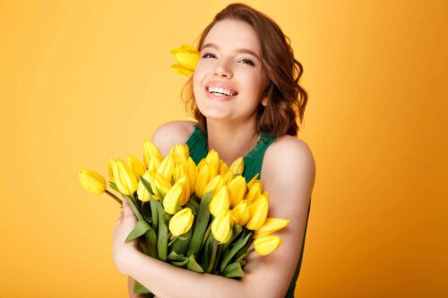 Mulher segurando flores amarelas
