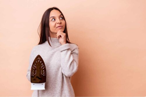 Use papel e ferro para passar as roupas