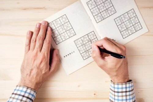 Pessoa fazendo sudoku
