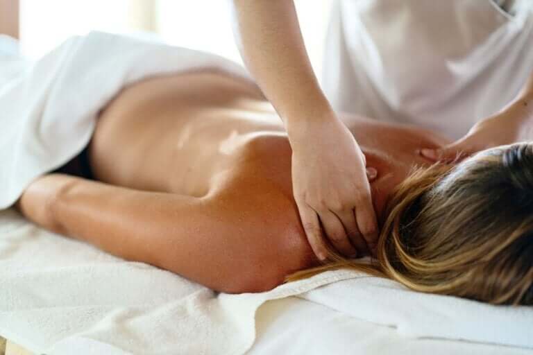 O que é uma massagem de tecido profundo e quais são seus benefícios?