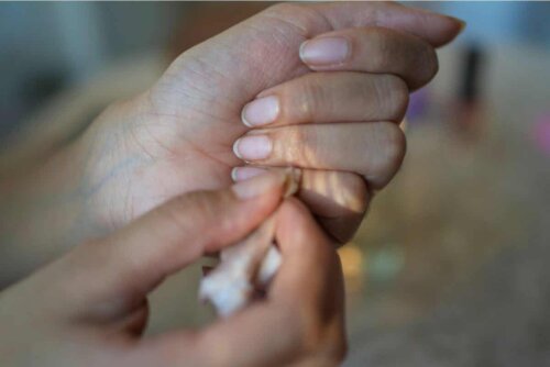 Tirar esmalte das unhas