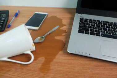 Como agir se o seu computador ou telefone molhar