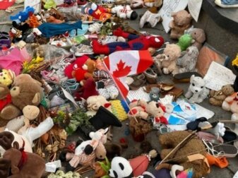 Restos mortais de 751 crianças indígenas são encontrados em antiga escola no Canadá