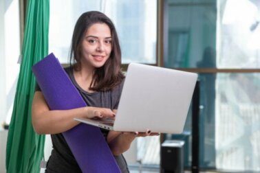 É possível se exercitar na frente do computador?