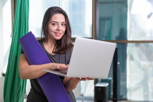 É possível se exercitar na frente do computador?