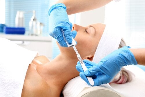 Dermaplaning: benefícios, processo e cuidados