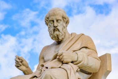 Diferenças entre as filosofias de Aristóteles e Platão