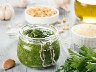 Como fazer molho de salsa com alho?