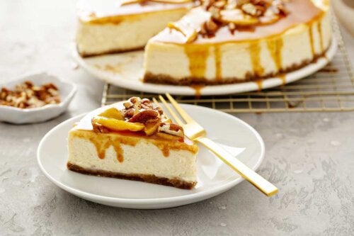 Bolo de queijo e maçã com amêndoas