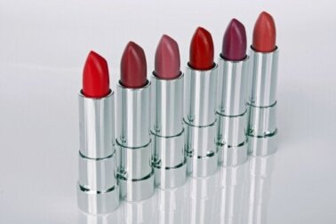 Qual é a diferença entre um batom e um gloss?