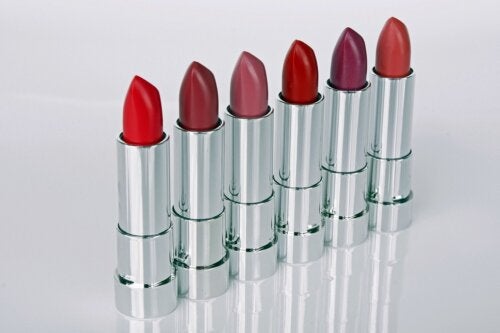 Qual é a diferença entre um batom e um gloss?