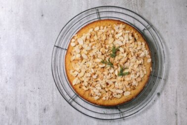 Bolo de pão com amêndoas