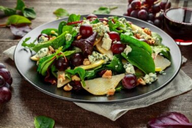 3 receitas de saladas saudáveis com uva
