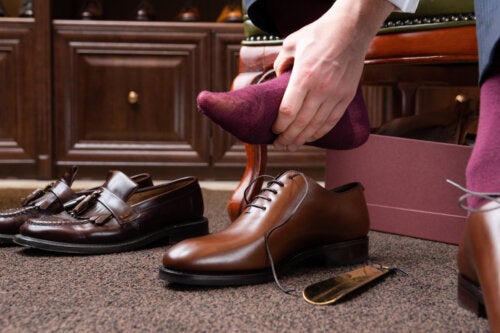 10 dicas para amaciar sapatos de couro