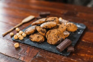 2 maneiras de fazer biscoitos de chocolate com farinha de grão de bico