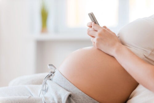 Uso do celular na gravidez: mitos e verdades