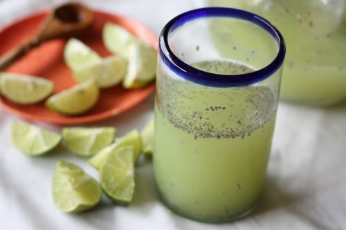 Como preparar água de chia com limão para perder peso