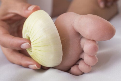 Os benefícios de dormir com uma cebola nos pés à noite
