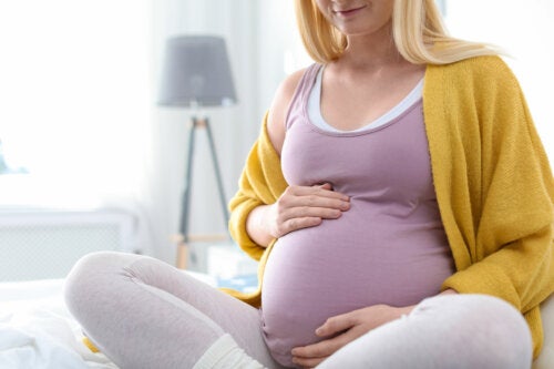 Meu bebê se mexe muito no útero: devo me preocupar?