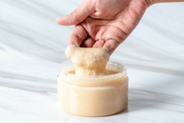 Esfolie a pele com açúcar e óleo de coco