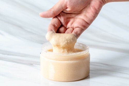 Esfolie a pele com açúcar e óleo de coco