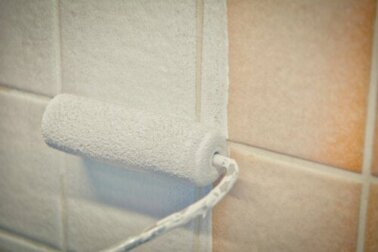 Passos e dicas para pintar os azulejos do banheiro ou da cozinha