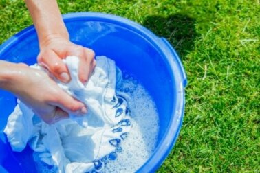 Como remover manchas de roupas tingidas por outras peças na máquina de lavar?