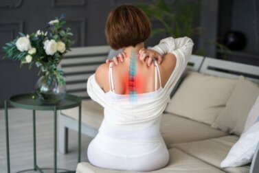 Dor entre as escápulas ou dorsalgia: sintomas e tratamentos