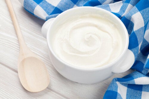 6 molhos saudáveis que você pode preparar com iogurte natural