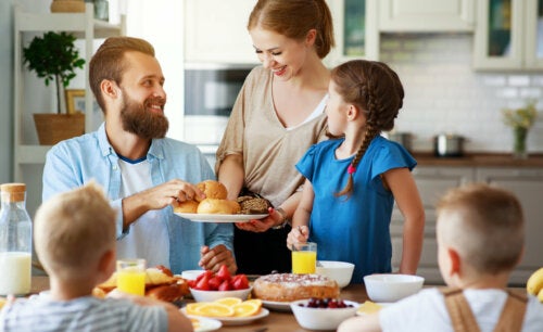 10 benefícios de comer em família, de acordo com a ciência