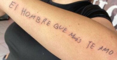 Mulher tatuou a última mensagem que seu pai escreveu para ela antes de morrer: "O homem que mais te amou"