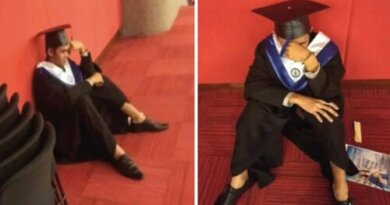 Estudante universitário chora porque sua família o deixou sozinho na formatura