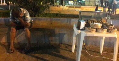 A filha mostrou a frustração de seu pai por não vender nada e muitas pessoas chegaram para ajudar