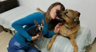 Aos 42 anos, mulher diz que nunca namorou: "homem é chato, prefiro cachorros"