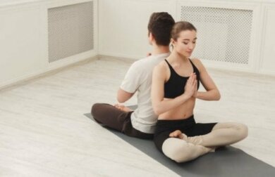 7 posturas de yoga para fazer em casal