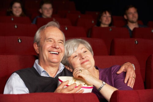 Idosos: benefícios do cinema e 10 filmes recomendados