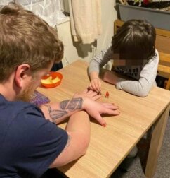 Criança pintou as unhas do padrasto após ser rejeitado pela avó