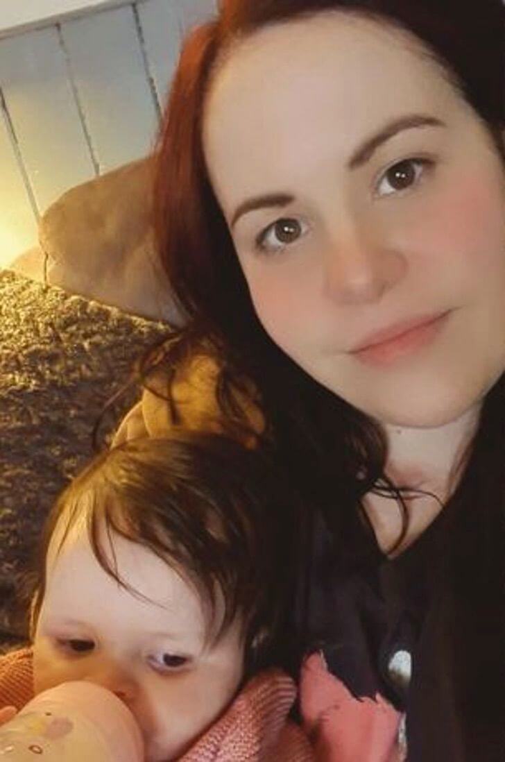 Mãe com sua bebê concebida "on-line"