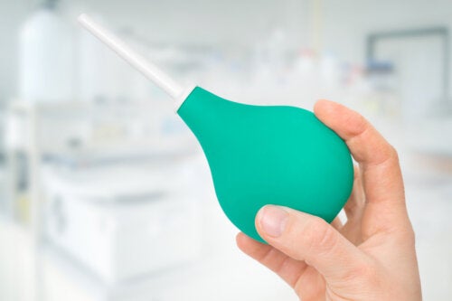 Como fazer um enema em casa e quais são os riscos?